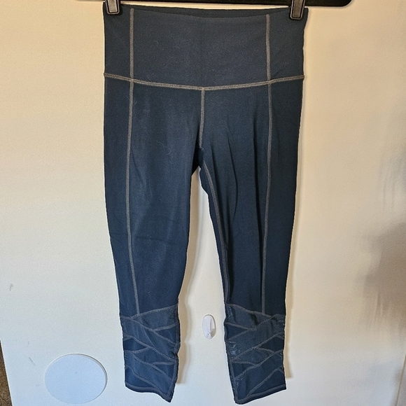 VGUC Athleta Mantra Yoga Capri Crop Mesh Panel Legging Tight Xsmall - Picture 2 of 15